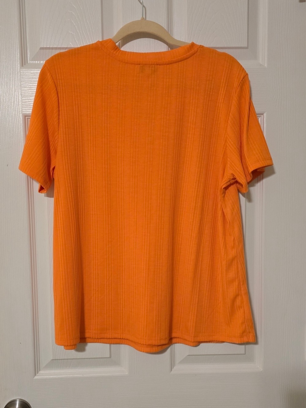 Jessica Simpson Bright Orange V-Neck Short Sleeve Tee - Picture 3 of 4